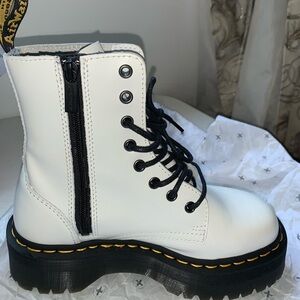 Dr martens boots. Size 7L. Color White.